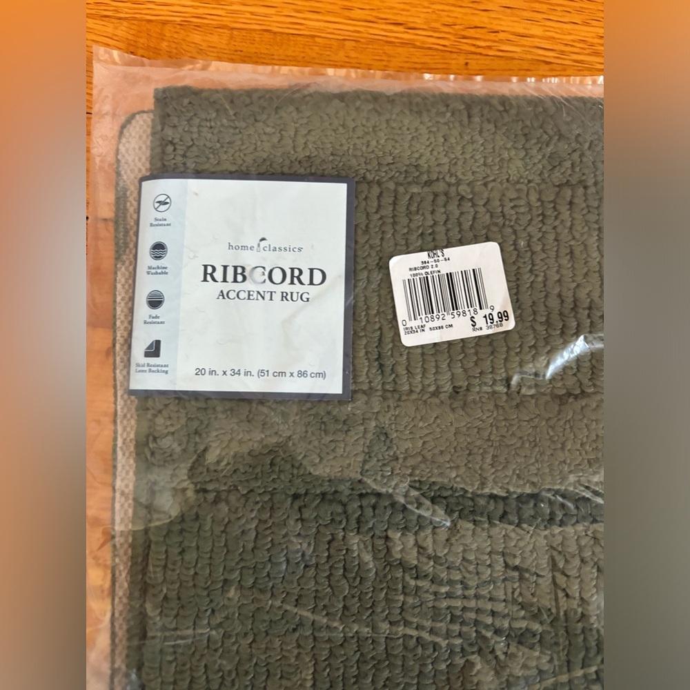 NWT Area Rug 20in x 34x